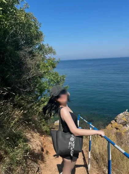 Holly, 22